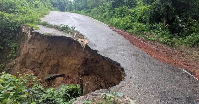 ধসে পড়ল বান্দরবান-সুয়ালক-লামা বাইপাস সড়কে
